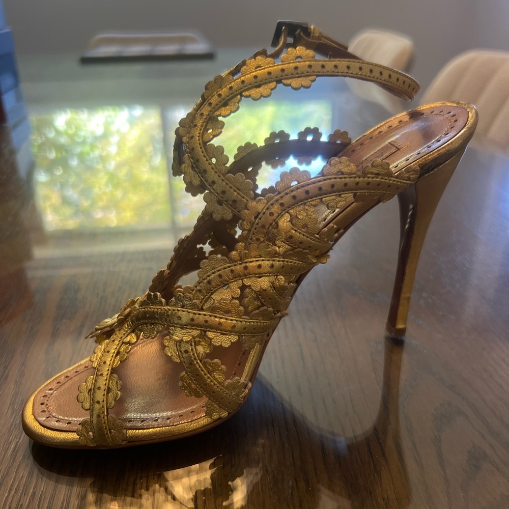 Alaia Gretchen gold strappy sandal - Picture 3 of 7